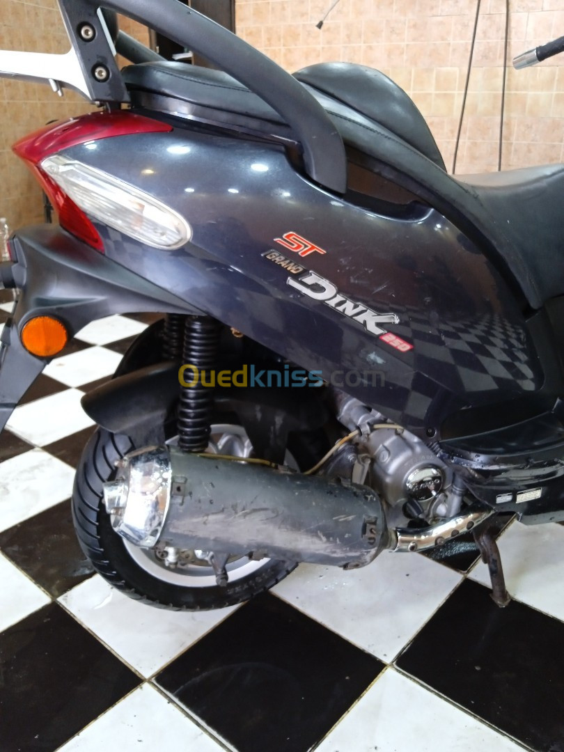 Kymco St dink 250cc 250cc بطاقة رمادية 2010