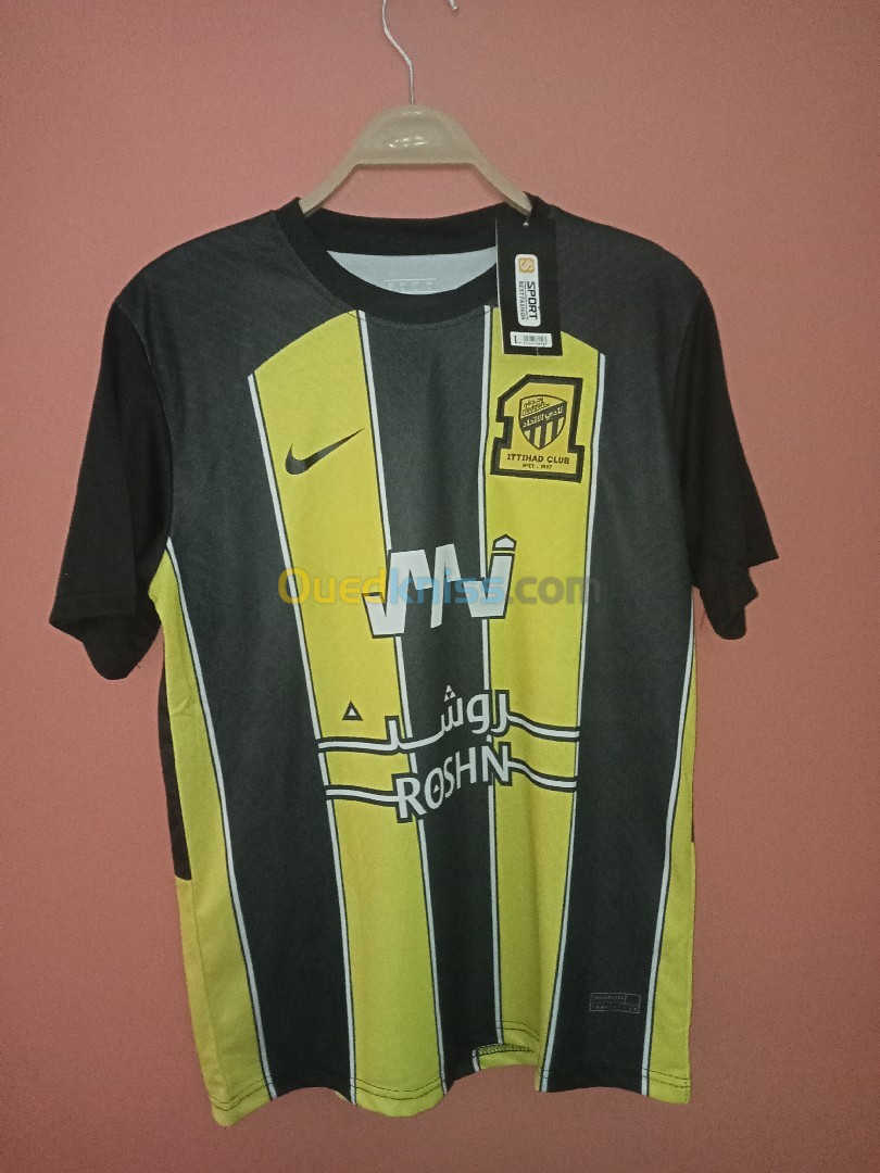 T_shirt: ITTIHAD