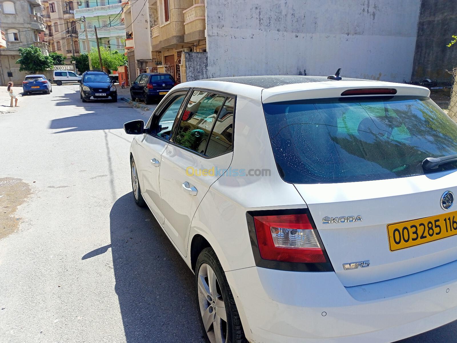 Skoda Fabia 2016 Style (avec toit panoramique)