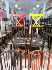 les tables et les chaises en métal et en plastique