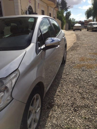 voitures-peugeot-208-2015-active-oum-el-bouaghi-algerie