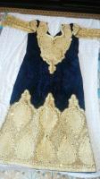 tenues-traditionnelles-gandoura-fetla-chargee-sur-velours-bleu-nuit-annaba-algerie