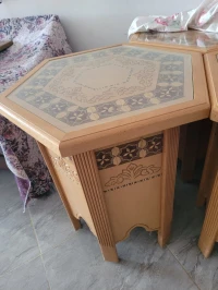 Table moyenne va avec une grande identique