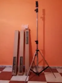 Trois pieds (Manfrotto) pour projecteurs