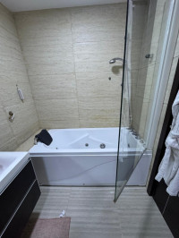 meubles-salle-de-bain-jacuzzi-avec-pompe-et-accessoires-oran-algerie