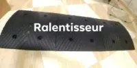 Ralentisseur antidérapant 