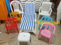 طاولات مع كراسي ومضلات شمسية 