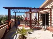 Fabrication et installation de pergola et tinda en bois rouge