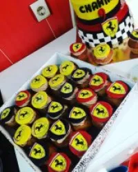 Articles d'anniversaire et gâteaux 