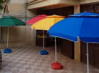 Parasol et équipement de plage et pisc