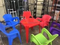 Chaise plastique et table 