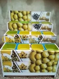 طاولات لبيع الزيتون