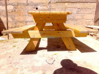 boumerdes-algerie-hôtellerie-restauration-salles-table-en-bois-jardin-un-restaurant