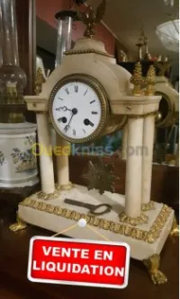 Horloge portique en marbre blanc