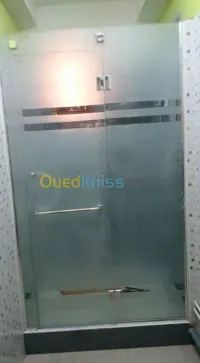 Façade en verre et capine douche 