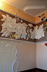 فنان لرسم على الجدراب بالجبس 