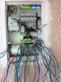 ELECTRICIEN  كهربائي