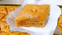 بقلاوة باللوز كبيرة الحجم