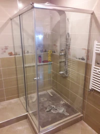 Vitrines et cabine de douche 