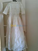 alger-belouizdad-algerie-robes-blanches-une-robe-blanche-avec-un-voile