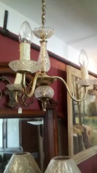 Petit lustre en laiton et cristal 3 lumières très fin