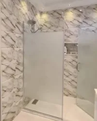 Cabine de douche et vitrine 