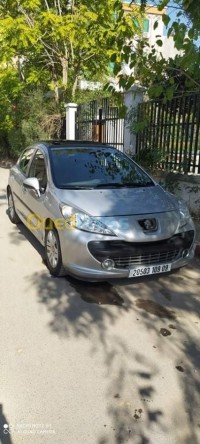 البليدة-الجزائر-سيارة-صغيرة-peugeot-207-2009