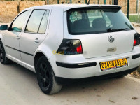 tiaret-algerie-moyenne-berline-volkswagen-golf-4-2001