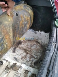 تيبازة-الداموس-الجزائر-سيارة-صغيرة-renault-clio-2-2001