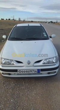 تيارت-الجزائر-سيارة-صغيرة-renault-megane-1-1997