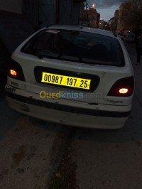 قسنطينة-الجزائر-سيارة-صغيرة-renault-megane-1-1997
