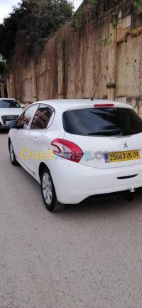 البليدة-الجزائر-سيارة-صغيرة-peugeot-208-2015
