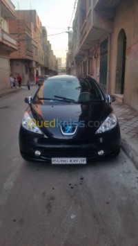 وهران-الجزائر-سيارة-صغيرة-peugeot-207-2008