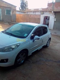 غليزان-سيدي-خطاب-الجزائر-سيارة-صغيرة-peugeot-207-allure-2012