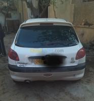 tlemcen-hennaya-algerie-citadine-peugeot-206-2002