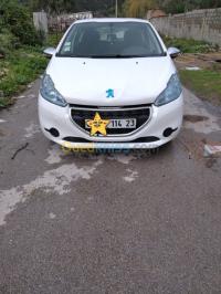 عنابة-الجزائر-سيارة-صغيرة-peugeot-208-2014