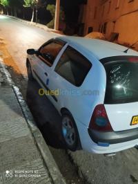 سطيف-عين-الكبيرة-الجزائر-سيارة-صغيرة-renault-clio-2-2002