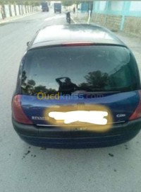 برج-بوعريريج-الجزائر-سيارة-صغيرة-renault-clio-2-2001