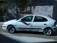 برج-بوعريريج-الجزائر-سيارة-صغيرة-renault-megane-1-1996