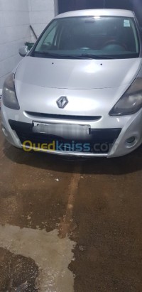 تيارت-الجزائر-سيارة-صغيرة-renault-clio-3-2013
