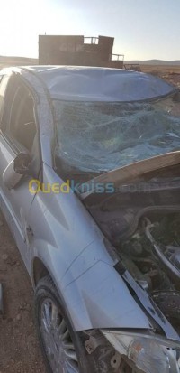 الجلفة-الجزائر-سيدان-متوسطة-renault-megane-2-extreme-2008