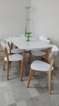 Table avec six chaises blancs
