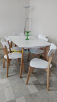 annaba-algerie-tables-table-avec-six-chaises-blancs