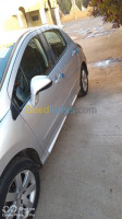 tiaret-algerie-moyenne-berline-peugeot-308-allure-2009