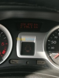 سوق-أهراس-الجزائر-سيارة-صغيرة-renault-clio-3-2011