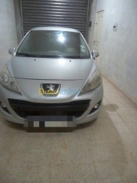 باتنة-الجزائر-سيارة-صغيرة-peugeot-207-2012