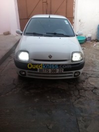 سيدي-بلعباس-تنيرة-الجزائر-سيارة-صغيرة-renault-clio-2-2000