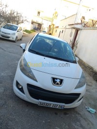 الجزائر-حسين-داي-سيارة-صغيرة-peugeot-207-2012