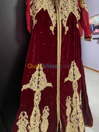 الجزائر-هراوة-ملابس-تقليدية-caftan-rouge-qatifa