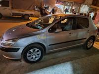 bejaia-algerie-moyenne-berline-peugeot-307-2004